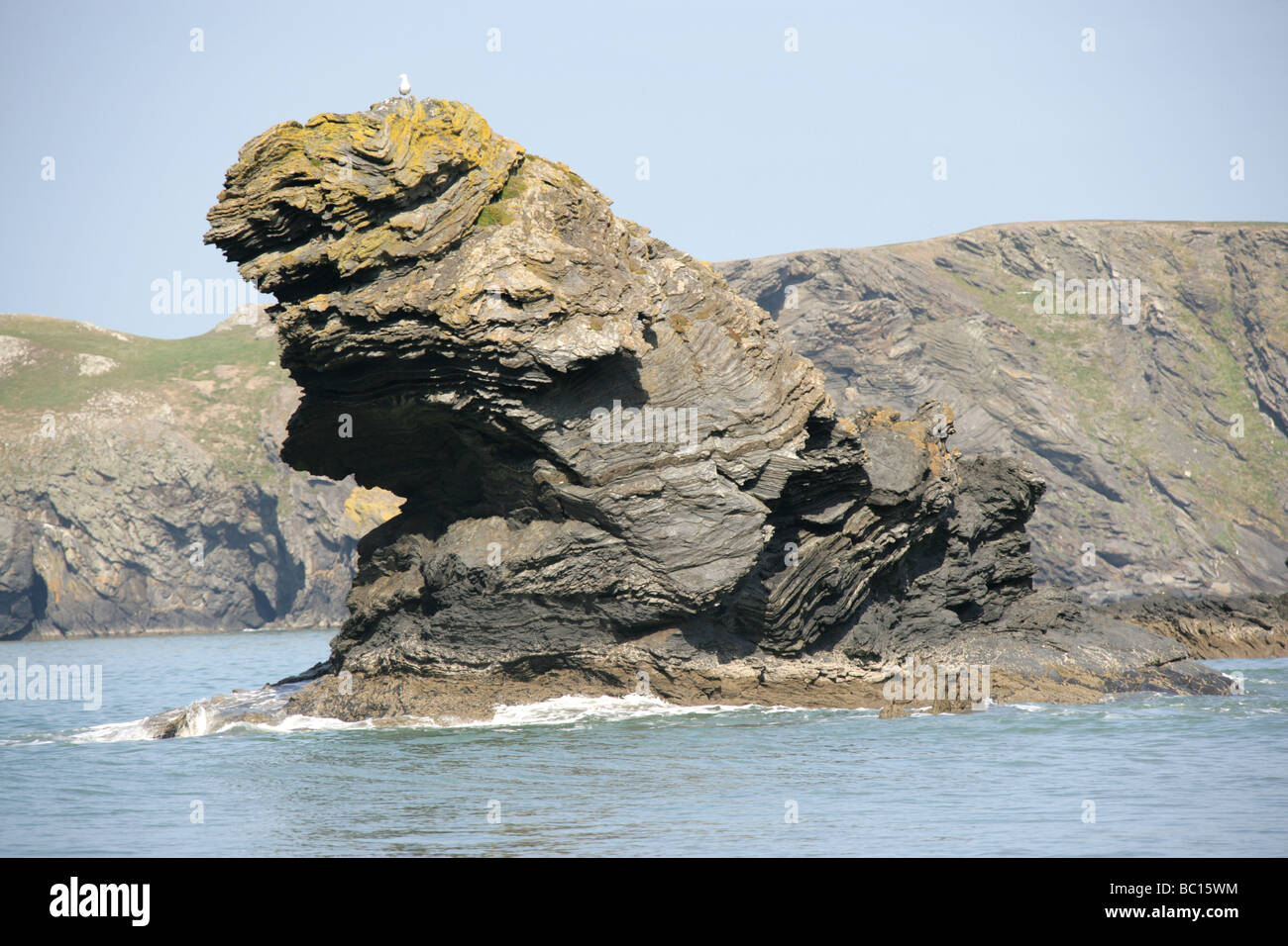 Das Dorf Llangranog, Wales. Nahaufnahme des Bicas Felsens befindet sich nicht weit vom Llangranog Strand. Stockfoto