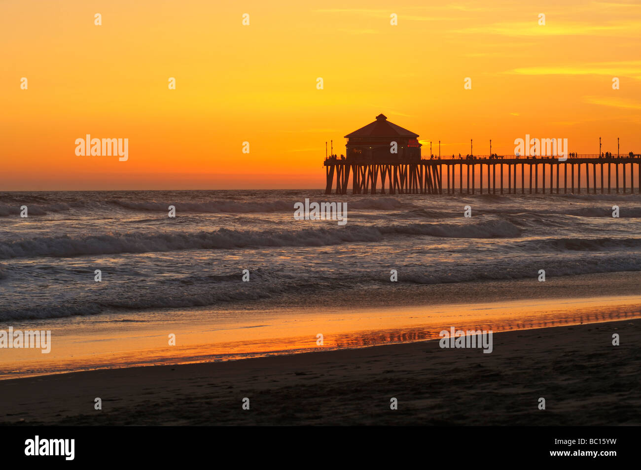 Ruby's Diner am Pier bei Sonnenuntergang, Huntington Beach CA Stockfoto
