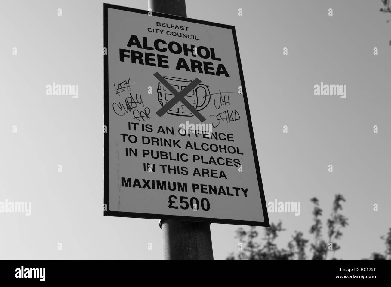 Lustige Verkehrszeichen: Alkohol freie Fläche in der Nähe von Shankill Road, Belfast, Nordirland, Vereinigtes Königreich, UK, GB Stockfoto