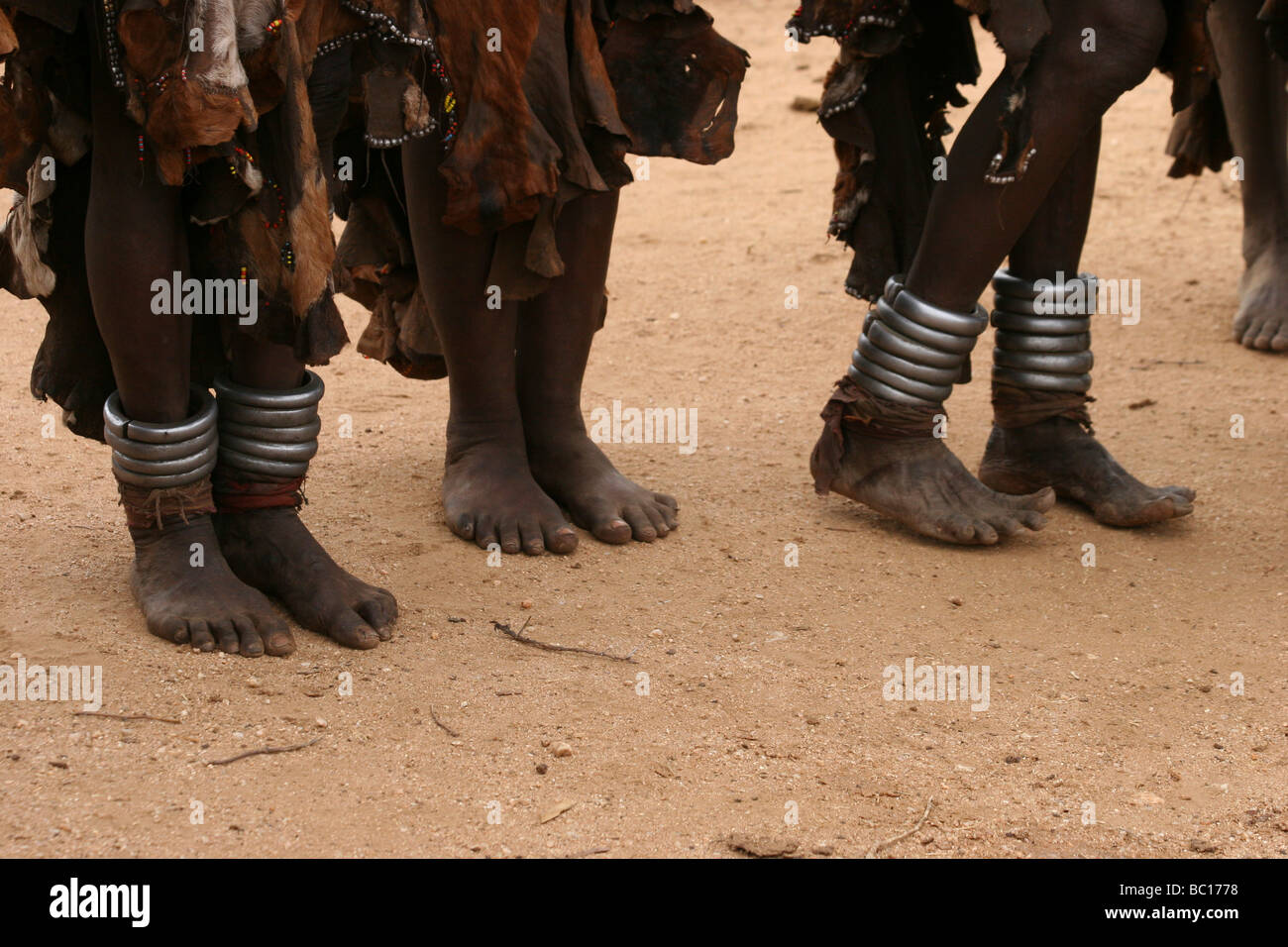 Afrika-Äthiopien-Omo-Tal-Karo Stammesangehörigen Frau mit Bein Armbänder Stockfoto
