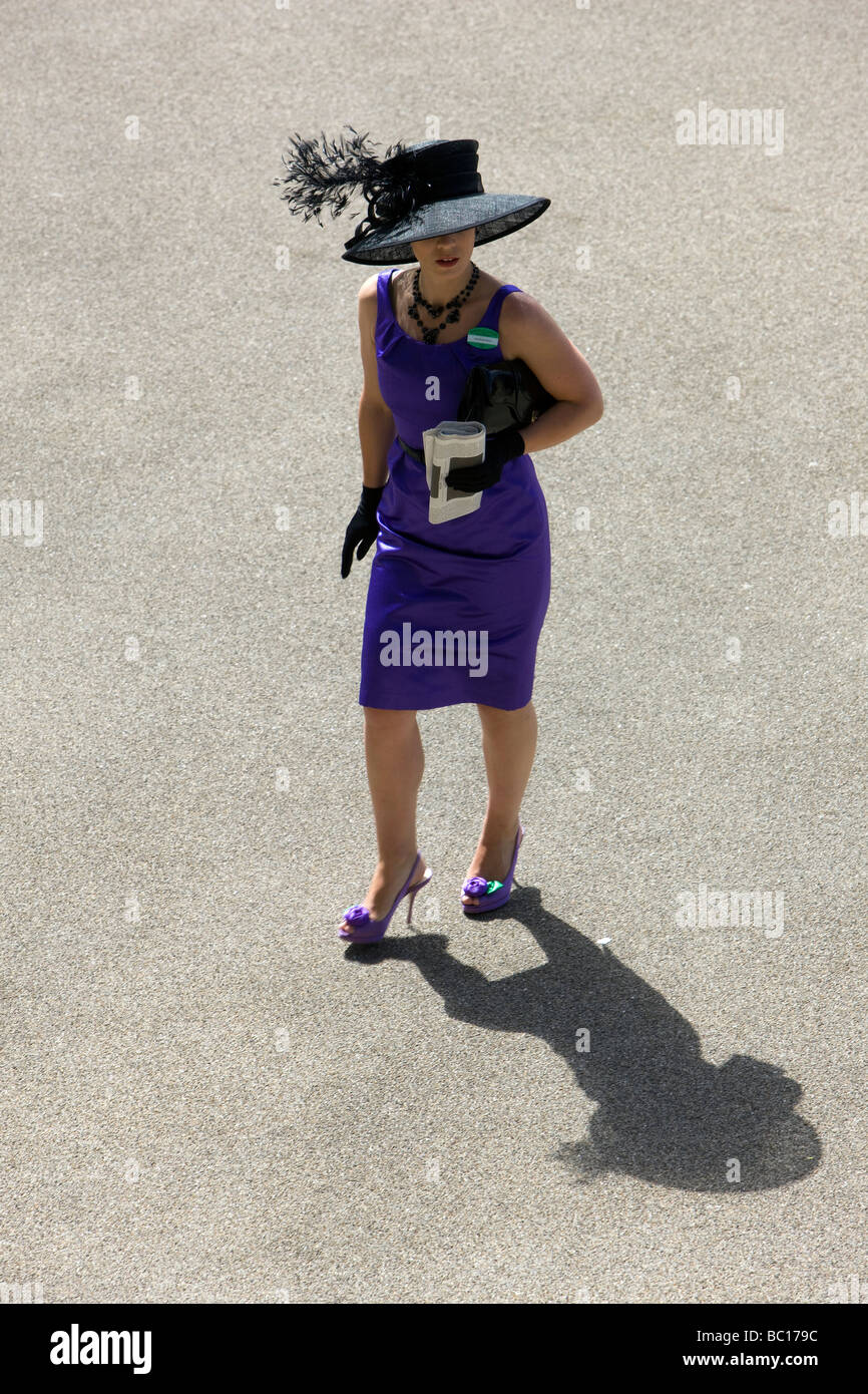 Ein Royal Ascot Race Goer kommt in der Sitzung, die wie ein Schatten in der starken Sonneneinstrahlung Stockfoto