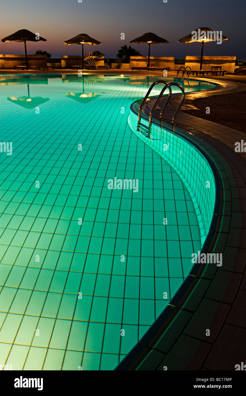 Ein Swimmingpool des Hotels bei Nacht beleuchtet Stockfoto