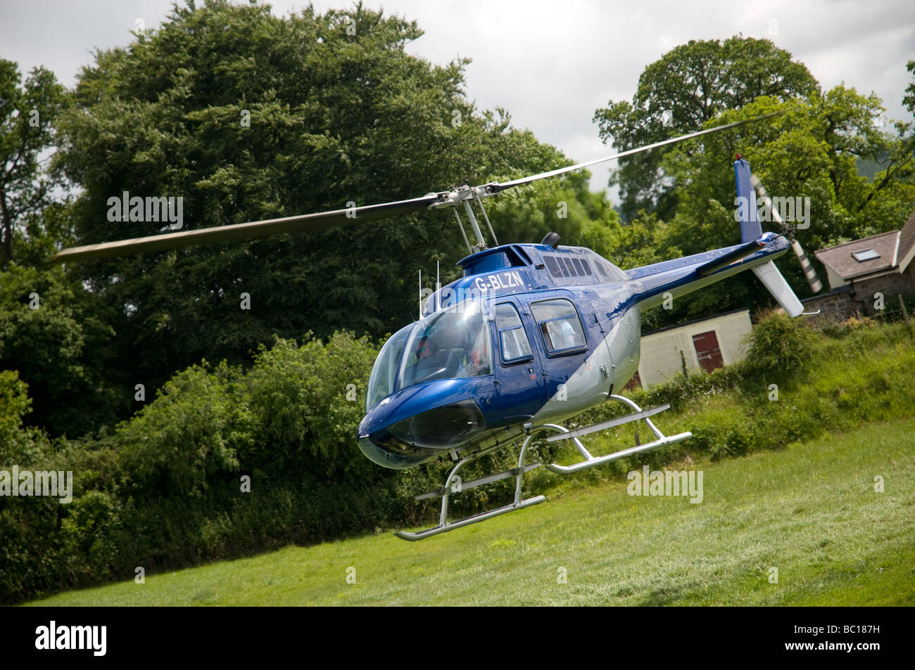 Ein Hubschrauber abheben in einem Feld auf der Waliser Spiel Messe 2009 Stockfoto