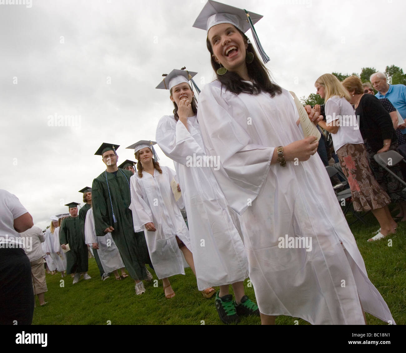 Abschlussfeier, Schülerinnen und Schüler in Mütze und Mantel Stockfoto