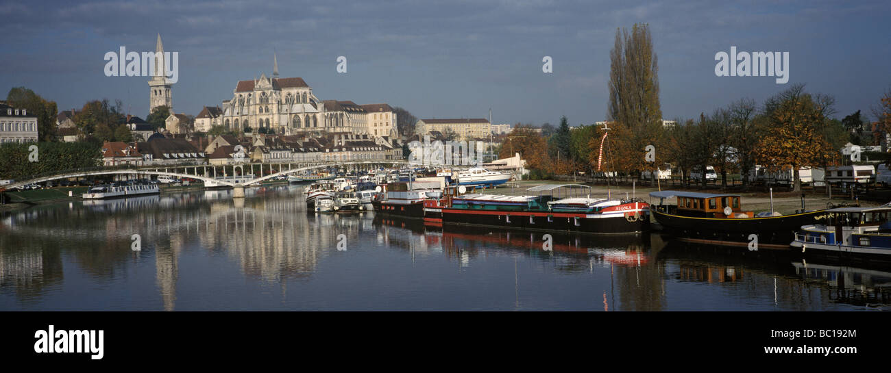 Frankreich, Yonne, Auxerre, Yonne Fluß, Binnenhafen und Blick auf das 16. Jahrhundert gotische Kathedrale Saint-Etienne d'Auxerre Stockfoto