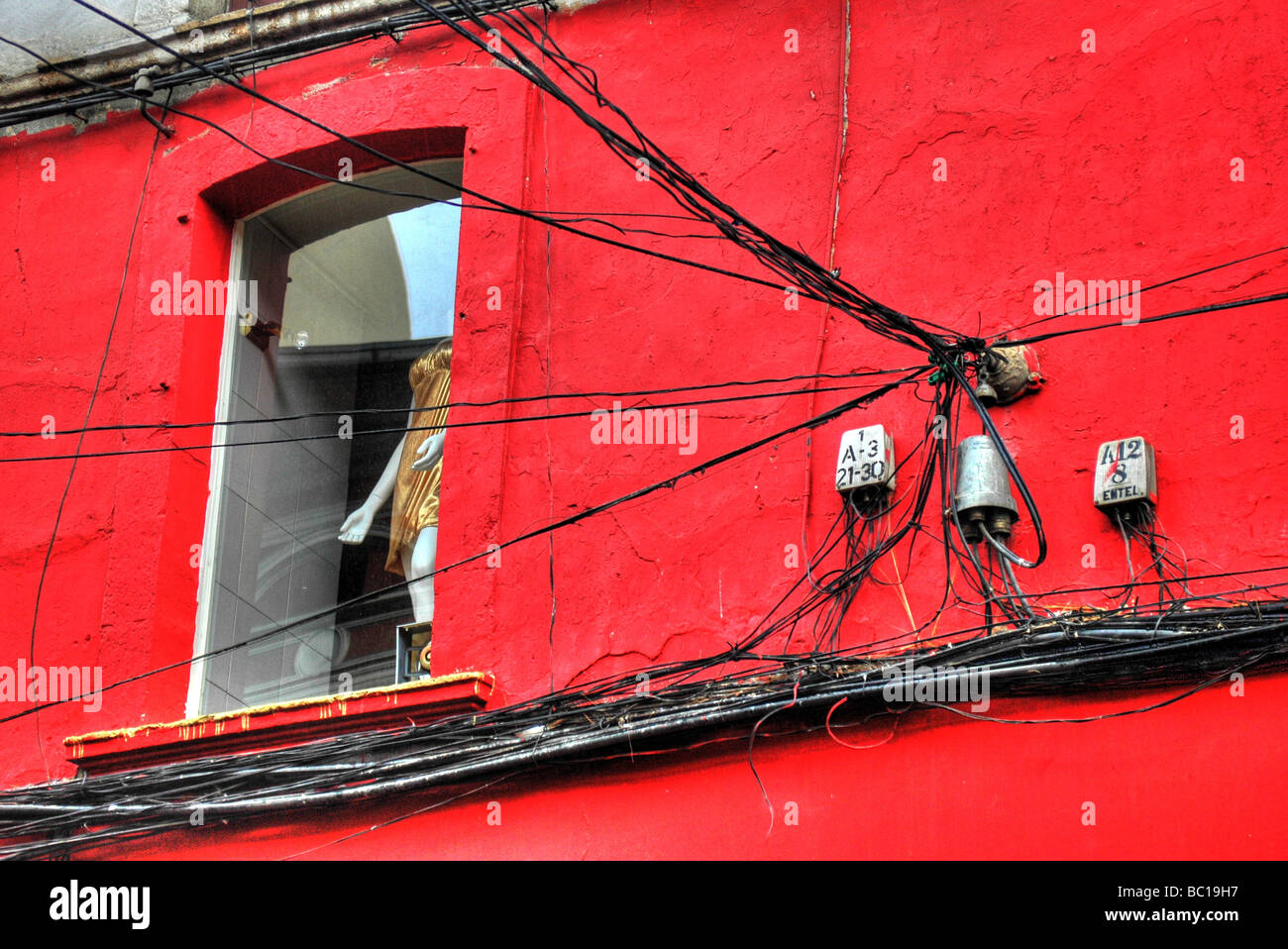 HDR-Bild von einem roten Gebäude Fenster in Stadt Zentrum von La Paz, mit einer Schaufensterpuppe in der Ansicht. Stockfoto
