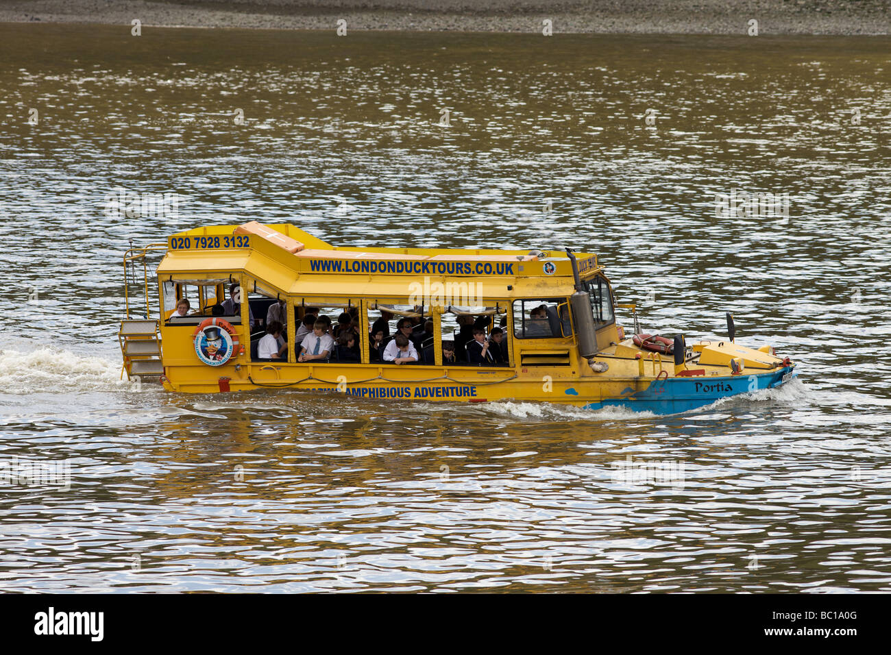 Amphibienbus am Fluss Themse London Stockfoto