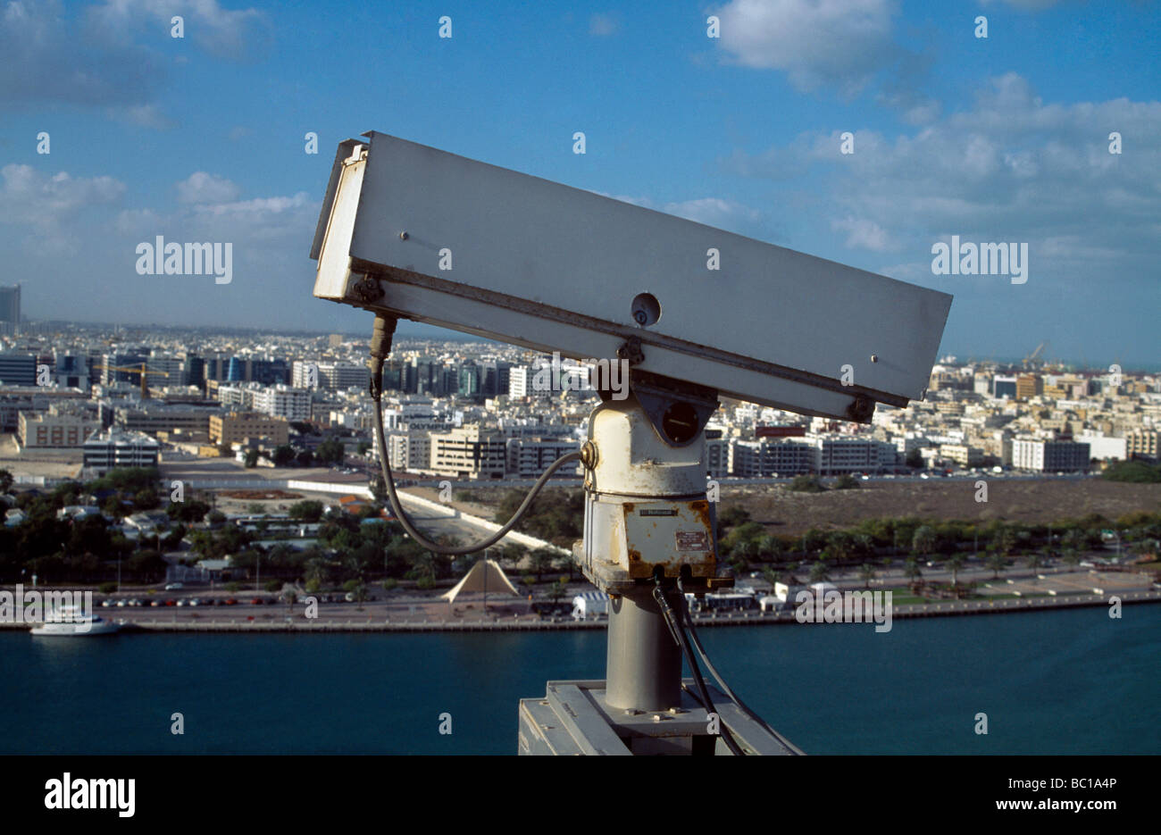 Dubai Creek Dubai VAE Überwachungskamera auf Dach von 14 Stockwerke Intercontinental Plaza Stockfoto