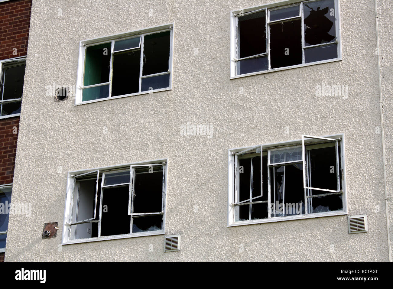 Stadtrat Wohnungen zerbrochene Fensterscheiben, Gebäude vor dem Abriss. Birmingham UK 2009 Stockfoto