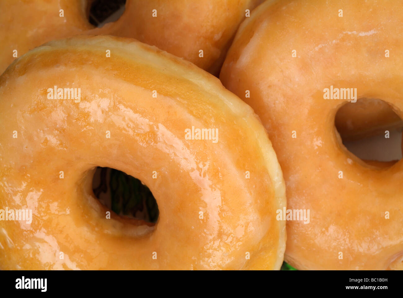 GLASIERTE DONUTS ODER KRAPFEN Stockfoto