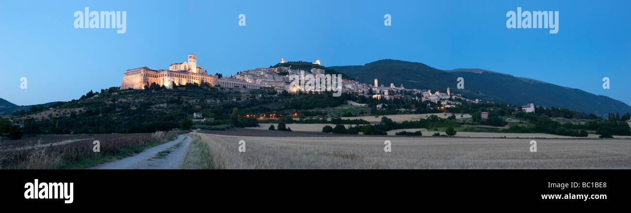 Basilika San Francesco in Sonnenuntergang Assisi Umbrien Italien Europa mit Monte Subasio Stockfoto