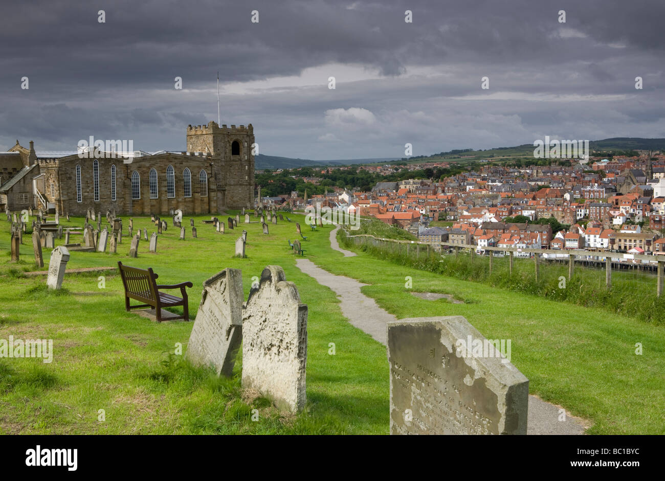 Str. Marys Kirche sitzt am East Cliff mit Blick auf die Stadt Whitby in North Yorkshire Stockfoto