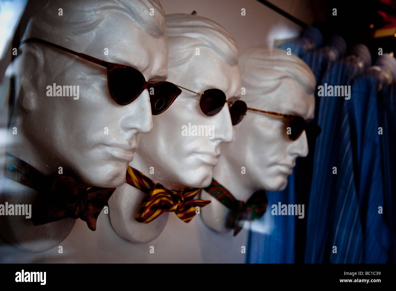 Männliche Puppen mit Sonnenbrille in einem Schaufenster in Key West Florida Stockfoto