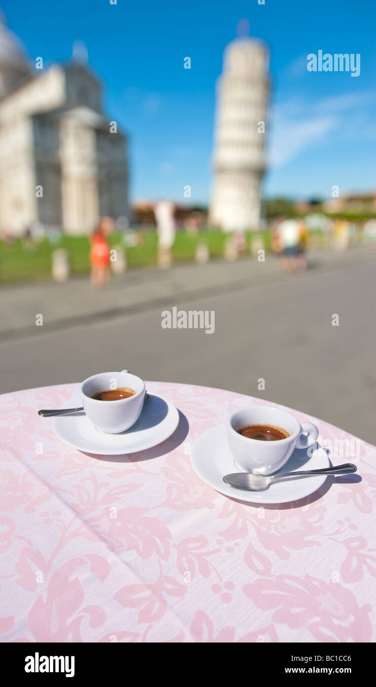 Zwei Tassen Espresso mit schiefen Turm in Pisa Italien Europa Stockfoto