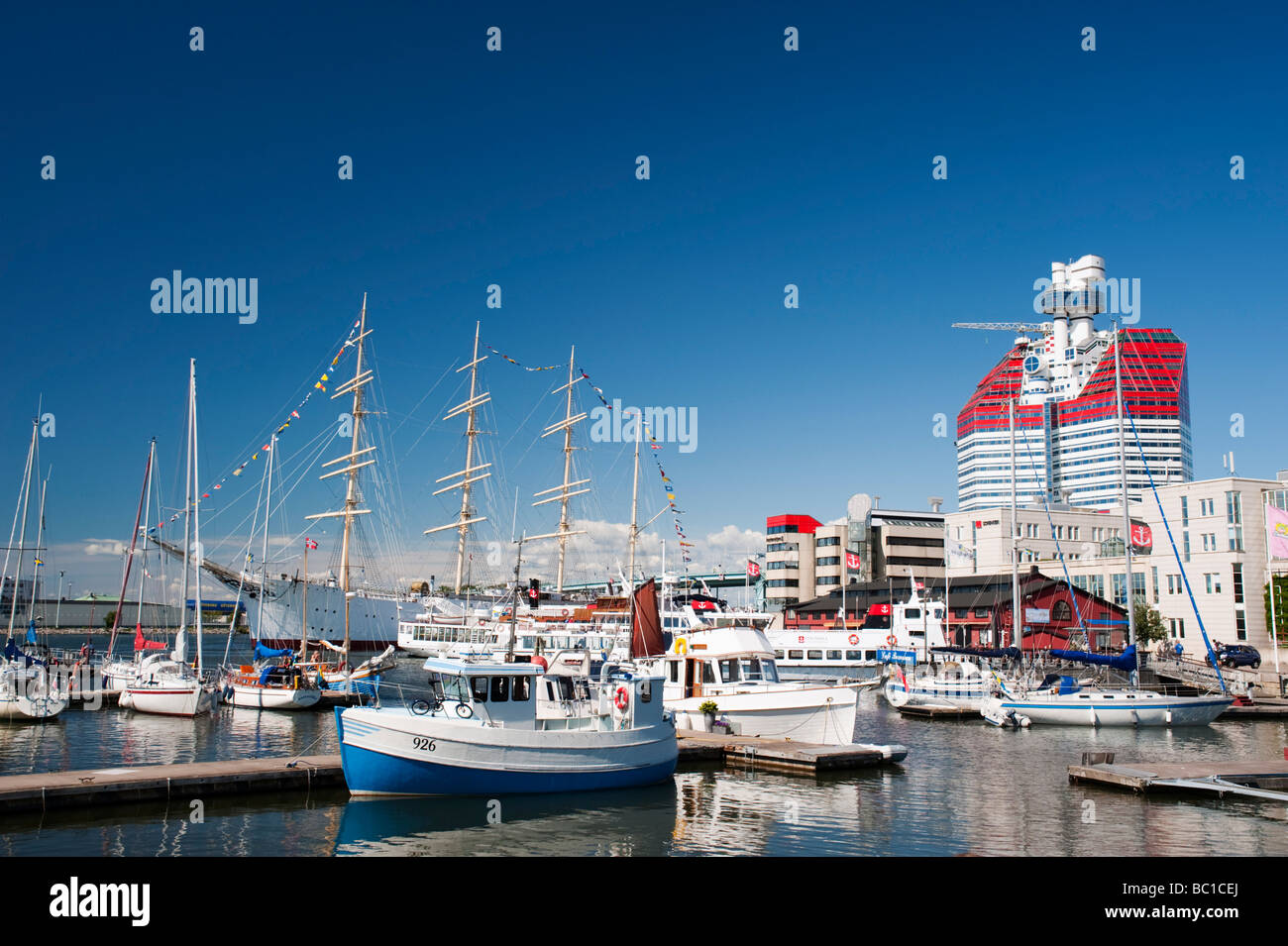 Viele Yachten und Boote im Hafen Lilla Bommen in Göteborg Schweden im Sommer Stockfoto