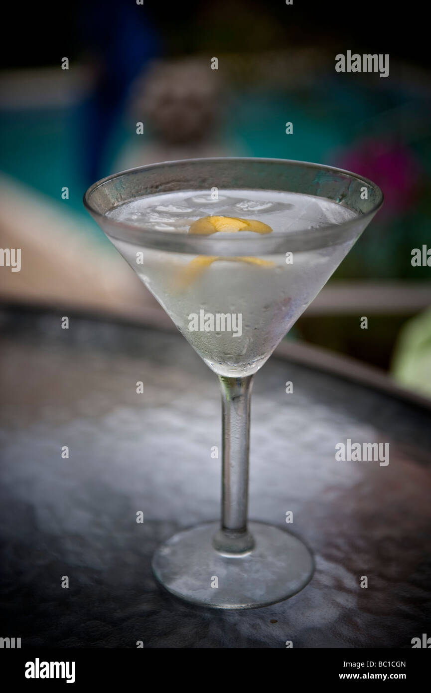 Ein sehr trocken trocken Martin cocktail New Yorker Stil gemacht mit Bombay Sappfire Gin und ein Lemon Twist mit Eis gerührt, nicht geschüttelt Stockfoto