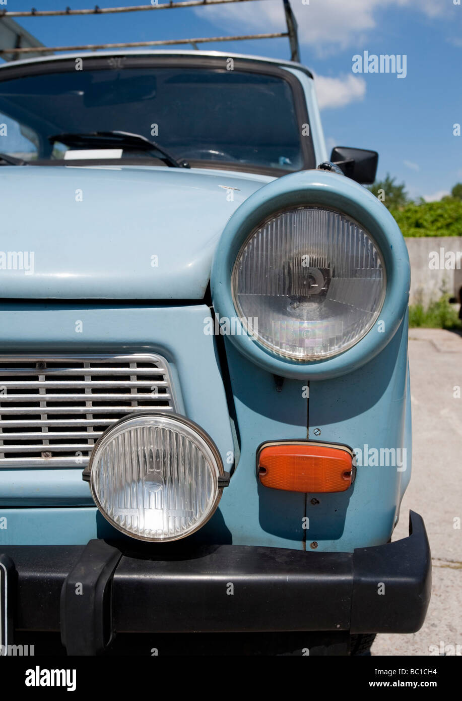 Alte DDR Trabant Autos geparkt in Berlin Deutschland Stockfoto