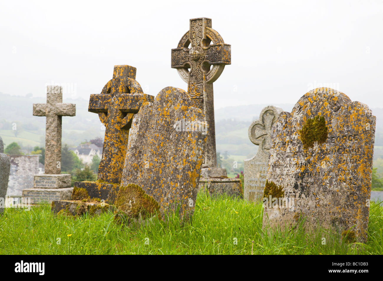 Friedhof an der St. Michaels Kirche Chagford Devon in England Stockfoto