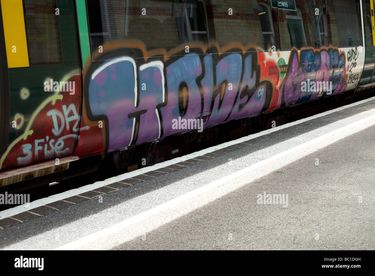 Südlichen Zug mit grafitti Stockfoto