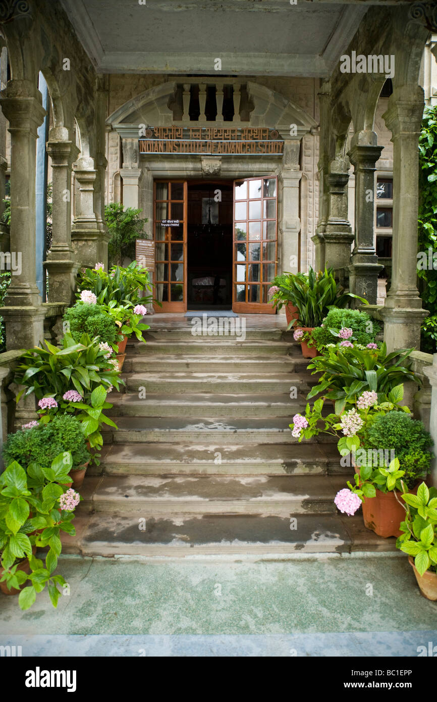 Eingang-Haube – gesäumt von Hortensien – vor der Eingangstür des Viceregal Lodge. Shimla. Himachal Pradesh. Indien Stockfoto