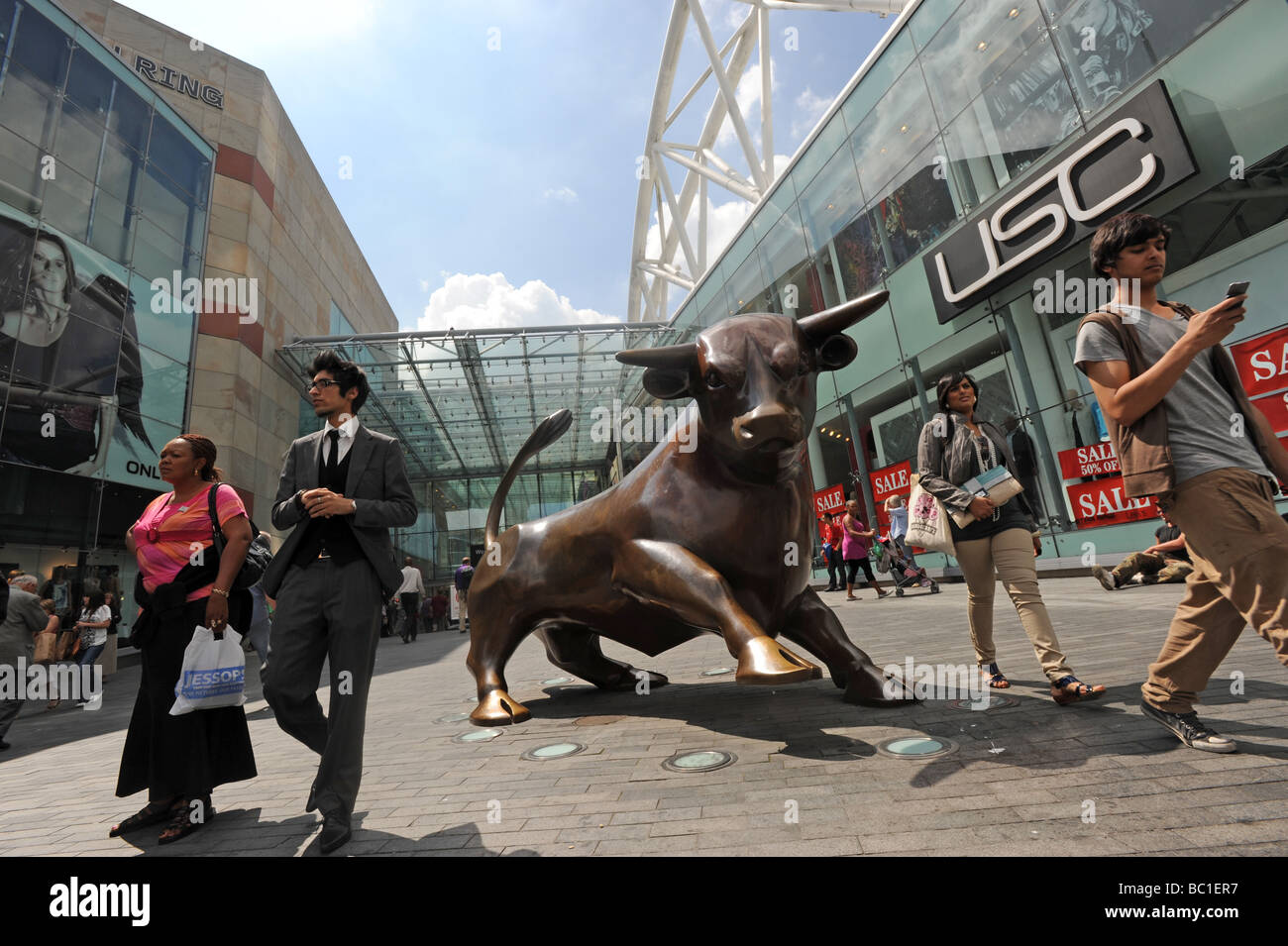 Shopper am Eingang zum Bullring Shopping Centre in Birmingham England Uk Stockfoto