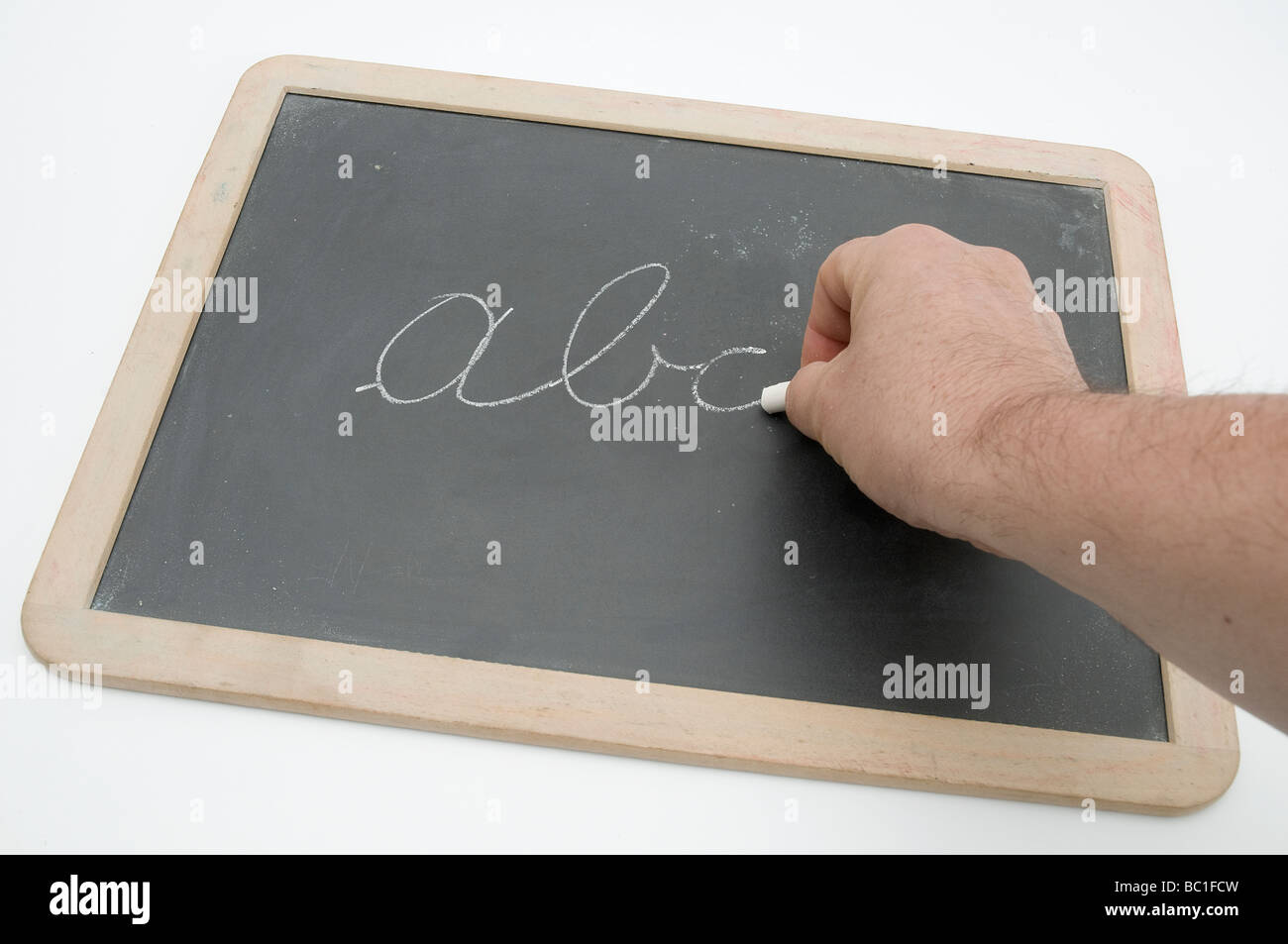 ABC-Buchstaben in Kreide auf der Tafel geschrieben Stockfoto