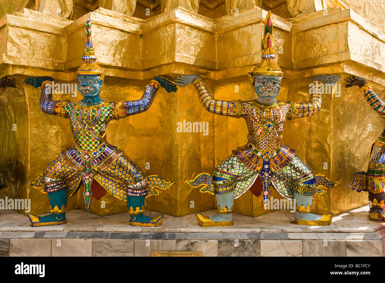 Zwei heftige Abbildung auf Basis Surround des Tempels im Grand Palace, Bangkok. Stockfoto