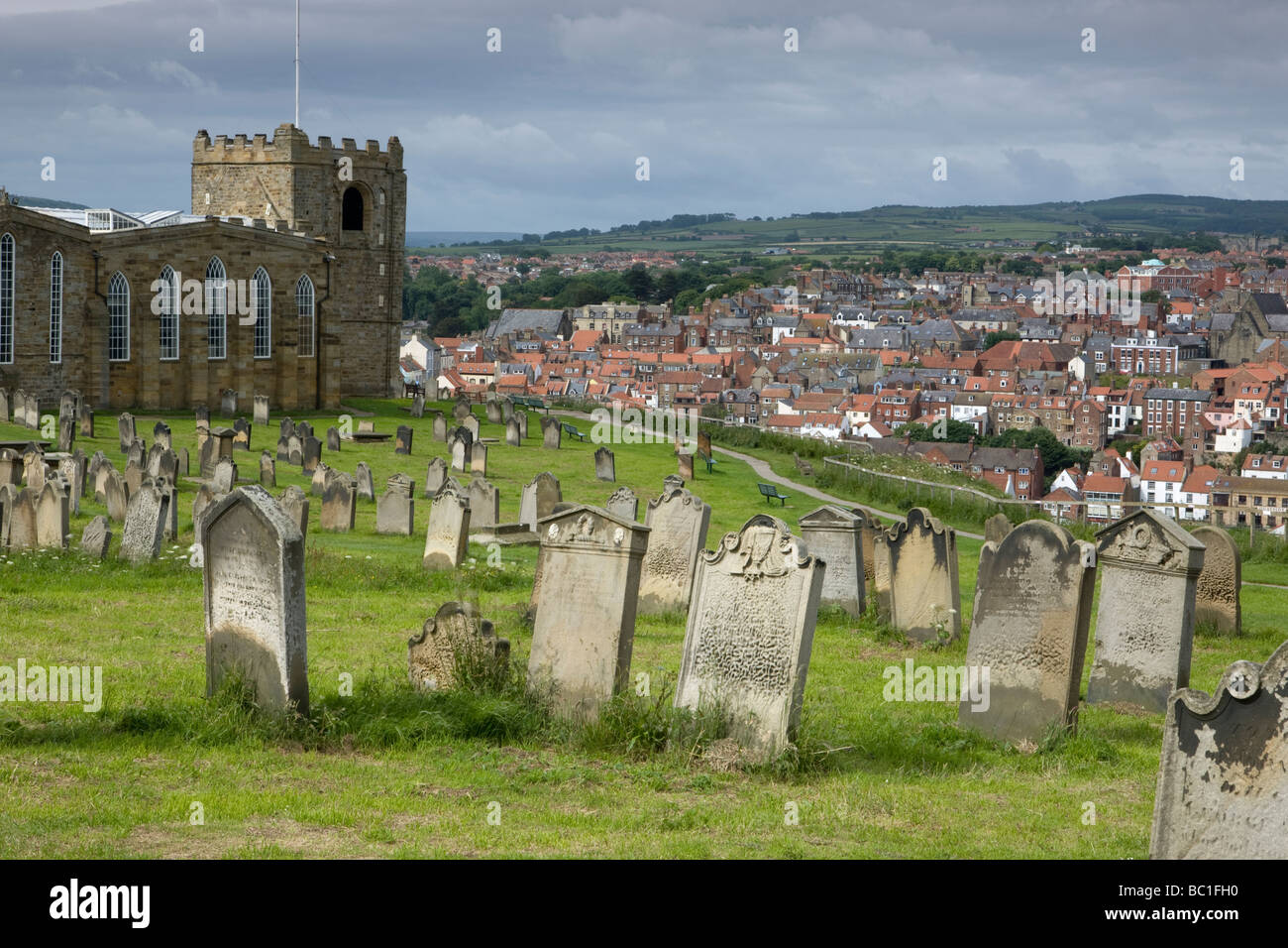 Str. Marys Kirche sitzt am East Cliff mit Blick auf die Stadt Whitby in North Yorkshire Stockfoto