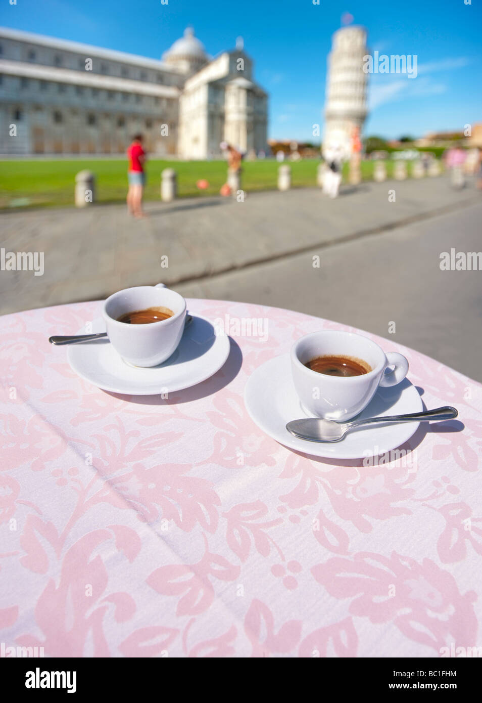Zwei Tassen Espresso mit schiefen Turm in Pisa Italien Europa Stockfoto