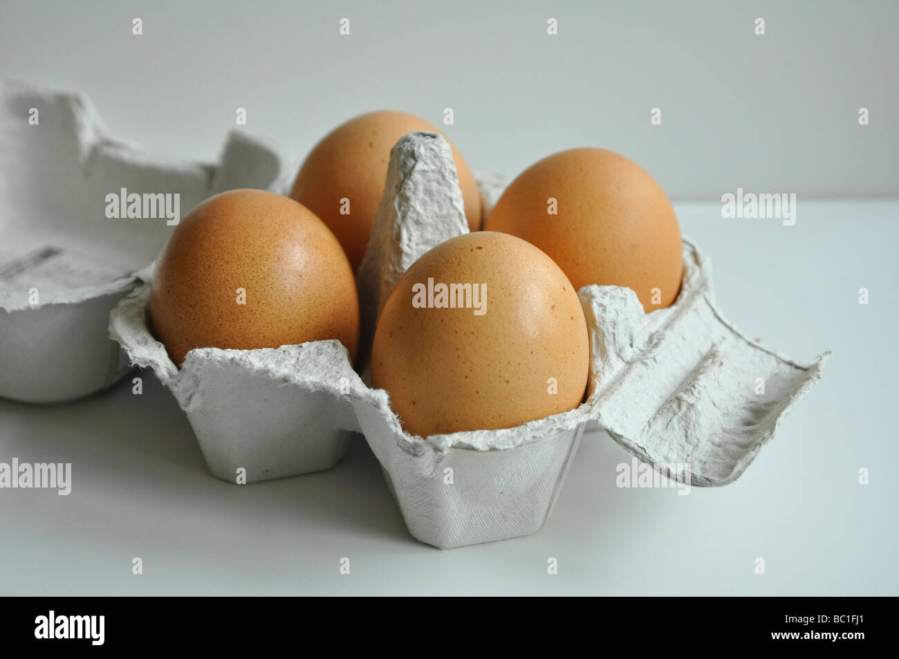 Seitenansicht der vier Bio-Eiern in einer Box Stockfoto
