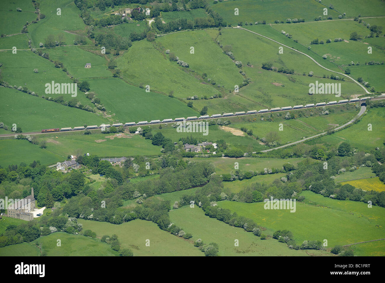 Güterzug, ausgeführt durch Edale, Derbyshire Peak District, Nordengland Stockfoto