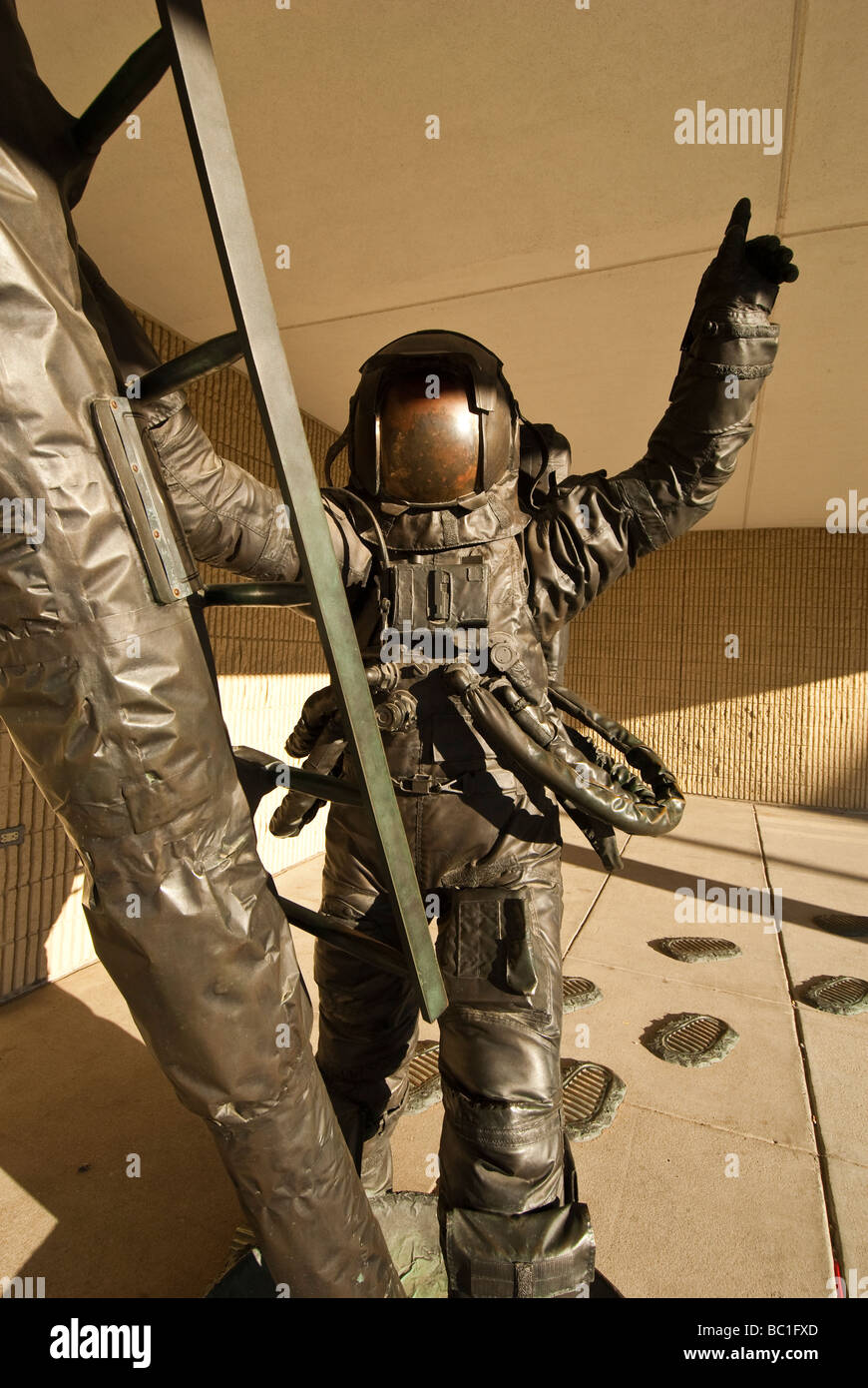 Bronzestatue von Astronaut Eugene Cernan zu Fuß auf den Mond, Kansas Cosmosphere and Space Center, Hutchinson, Kansas. Stockfoto