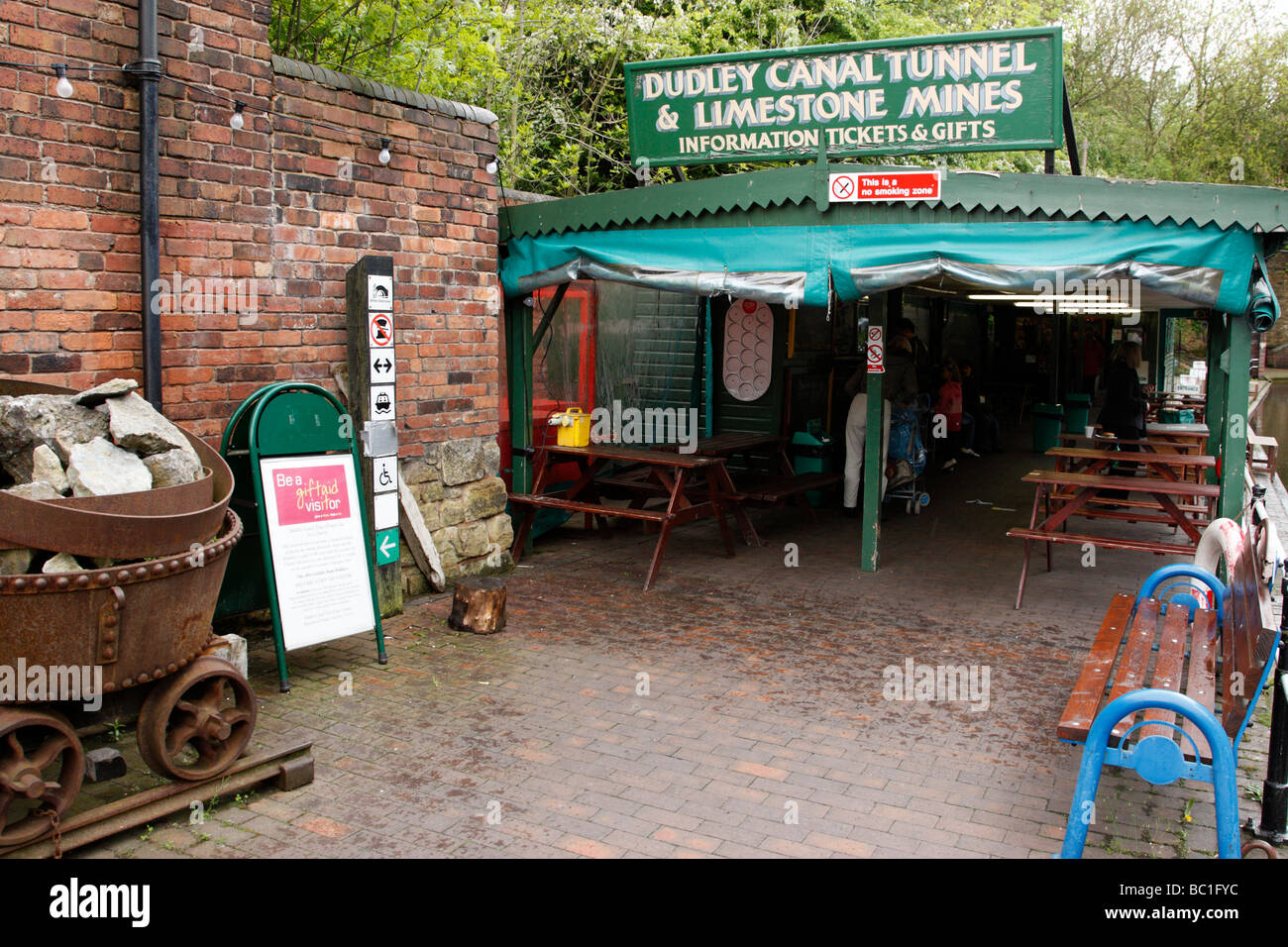 Eingang zum Dudley Kanal-Tunnel und Kalkstein Minen Dudley West Midlands uk Stockfoto