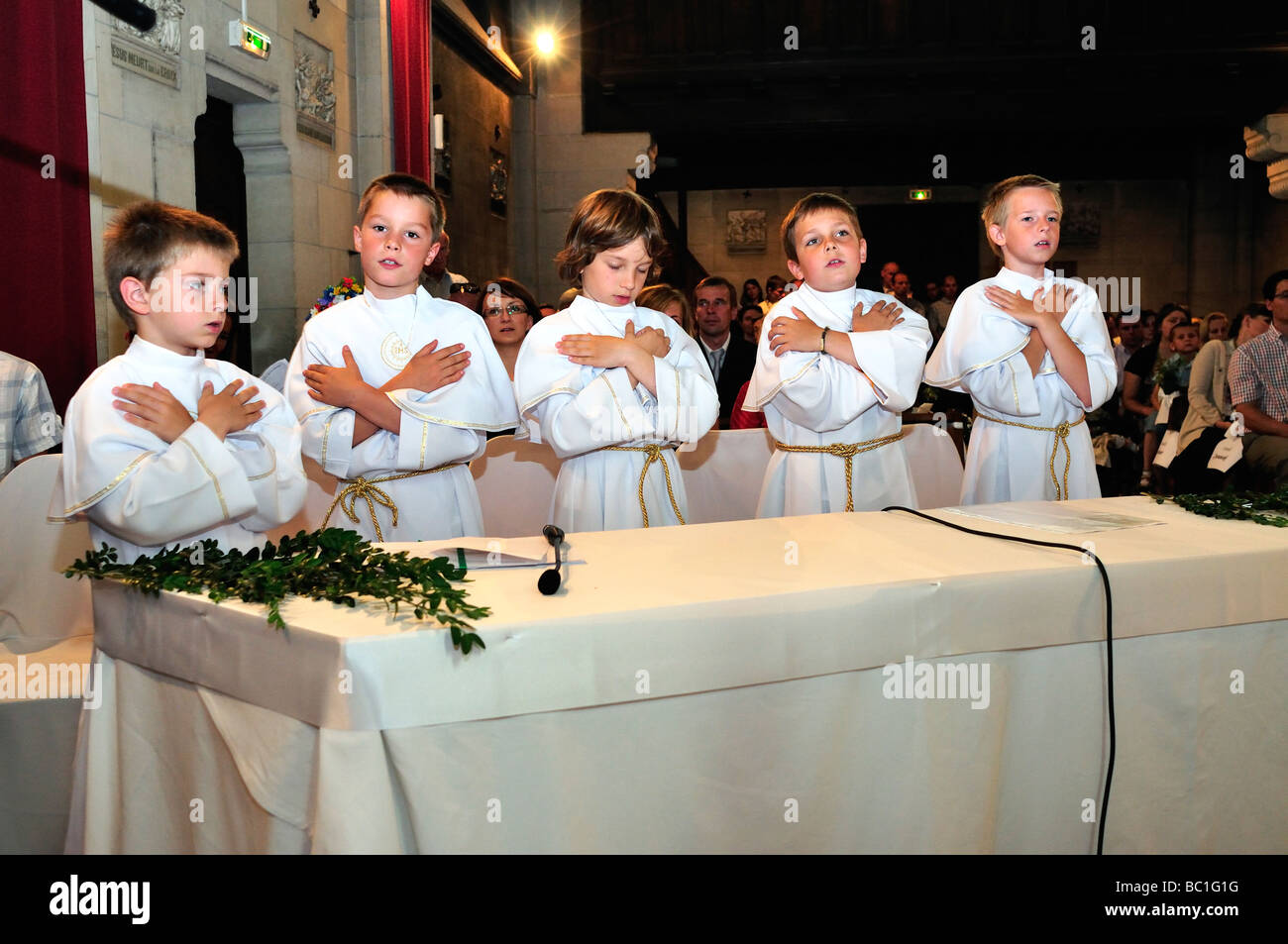 Erste Heilige Kommunion in der katholischen Kirche Kinder Stockfoto