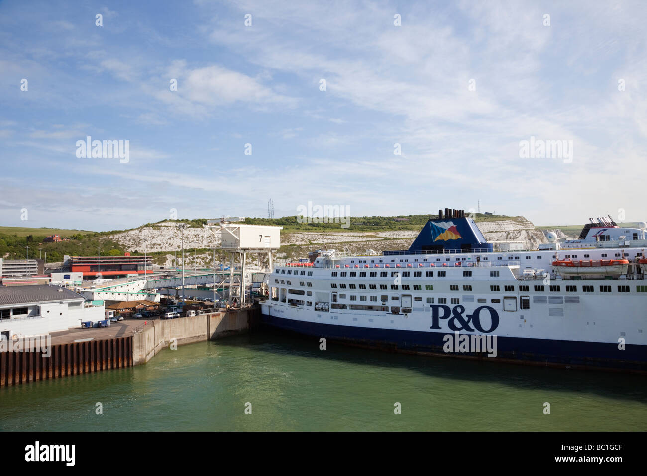 Dover nach Calais P & O cross-Channel-Fähre im Hafen angedockt. Dover Kent England UK Großbritannien Stockfoto