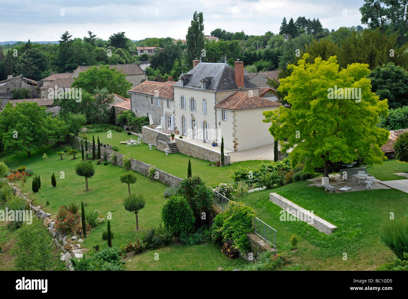 Schöne alte französische Haus und die Gärten in Parthenay, Frankreich Stockfoto