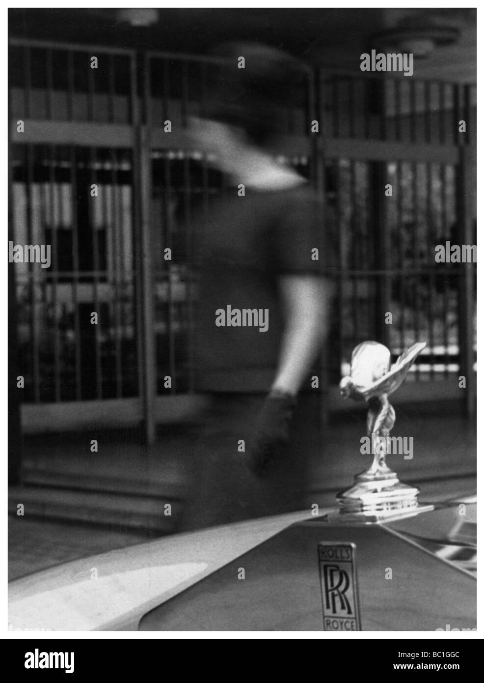 Frau hinter einem Rolls-Royce. Artist: Unbekannt Stockfoto