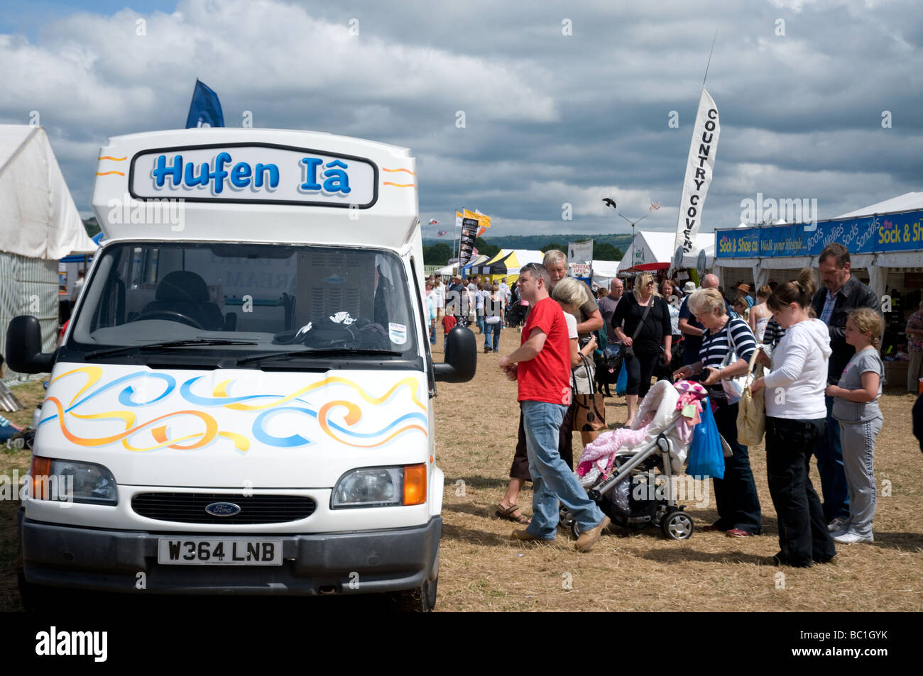 Ice Cream van verkaufen walisische Sprache Eis!? auf der walisischen Spiel Messe 2009 Stockfoto