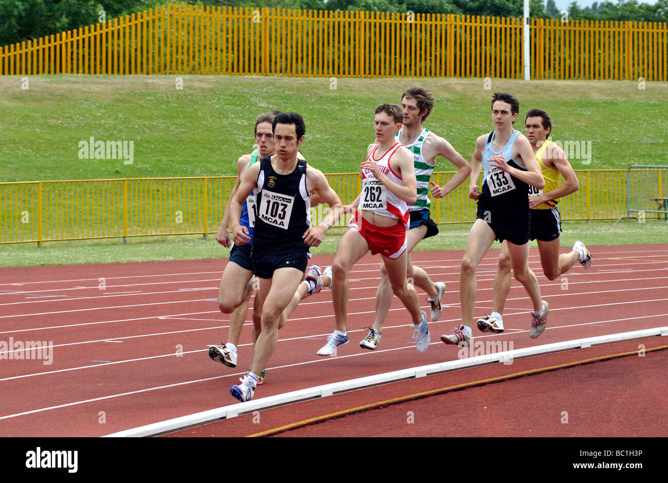 Männer im Mitteldistanz-Track-Rennen laufen Stockfoto