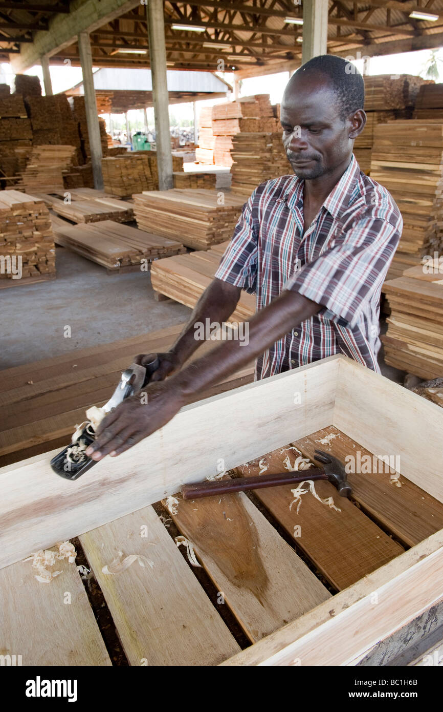 Die HIV-AIDS-Krise führte ein Sägewerk, Särge Quelimane Mosambik zu machen Stockfoto
