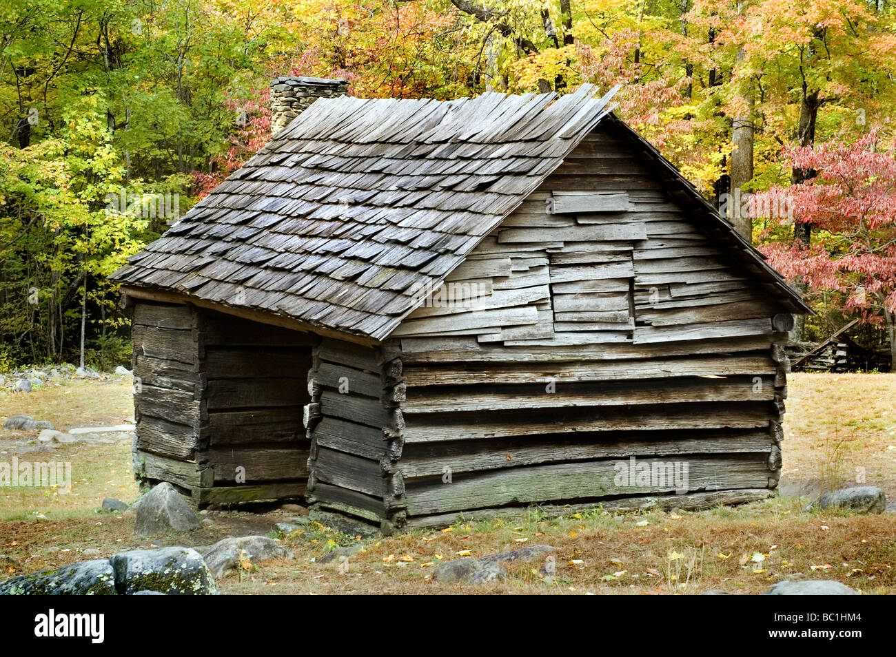 Blockhaus mit Herbstfarben, gelegen in den Smoky Mountains Stockfoto