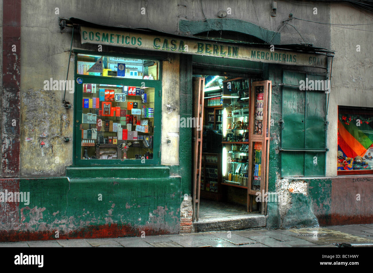 HDR-Bild einer kleinen Seitenstraße der Kosmetik Shop in La Paz, Bolivien Stockfoto