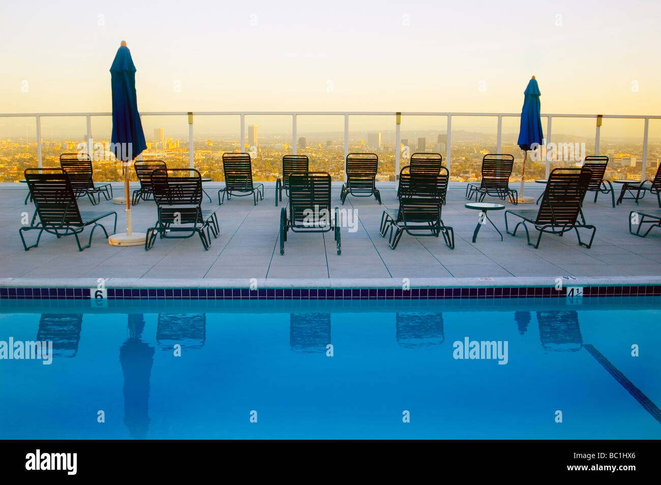 Pool auf dem Dach mit Blick auf Skyline von Hollywood Los Angeles Stockfoto