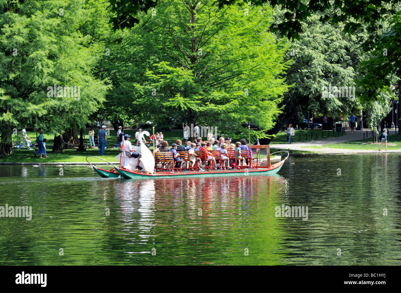 Swan Boat in Lagune in Boston Public Gardens neben dem Boston Common Stockfoto