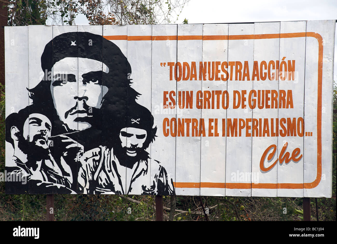 Kubanische Plakatwand mit Zitat von Che Guevara. TONO BUESTRA ACCION ES UN GRITO DE GUERRA CONTRA EL IMPERIALISMO. CHE. KUBA Stockfoto