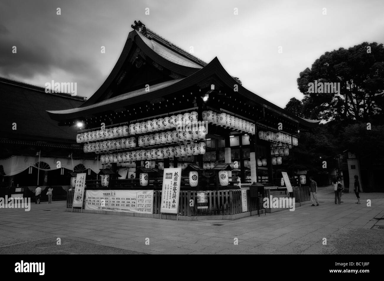 Japanische Papierlaternen auf der Bühne des Yasaka Shinto Schrein während des Gion Matsuri Festivals. Kyoto. Kansai-Region. Japan Stockfoto