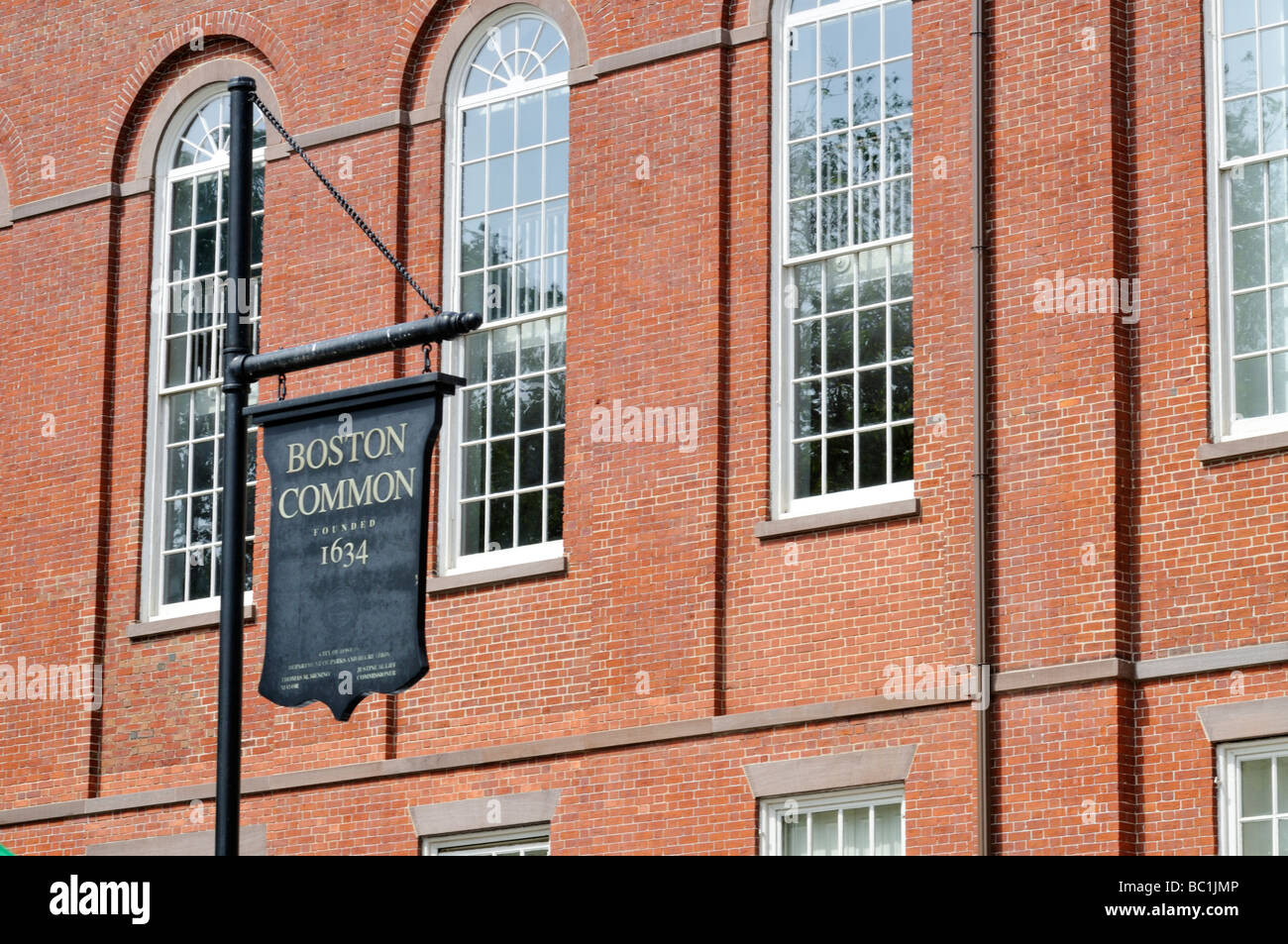 Boston Common Zeichen mit alten Ziegel Park Street Church im Hintergrund Stockfoto