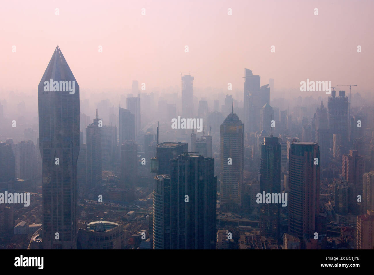 Die Skyline der Innenstadt von morgen Square Shanghai China dominiert Stockfoto