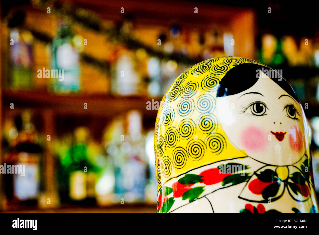 "Matreshka" - traditionelle russische Puppe. USSR russisches Restaurant, Goa, Indien. Stockfoto