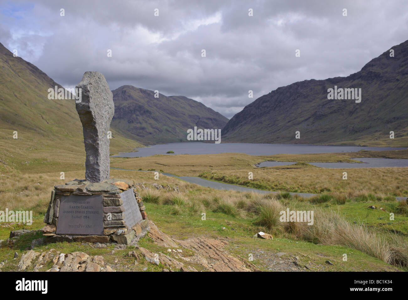 Kreuz in das Doolough-Tal, der 1849 Hungersnot Walk mit einem Zitat von Gandhi gedenken. County Mayo Stockfoto